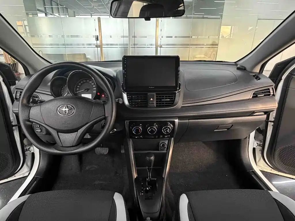 Toyota Yaris L 2020 — фото 16