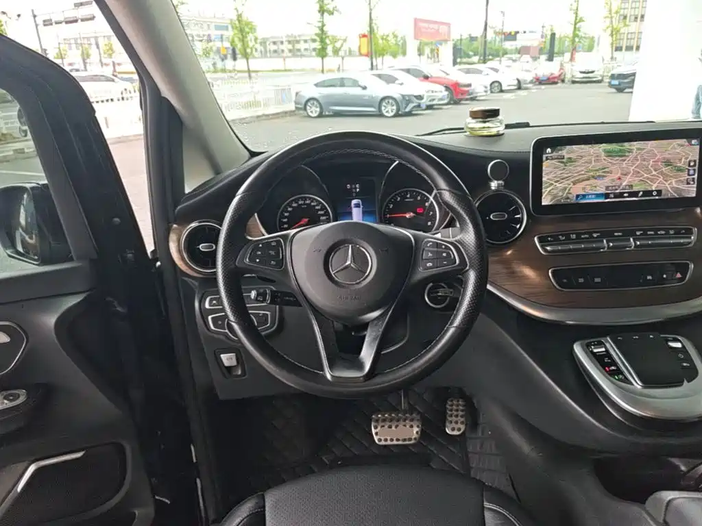 Mercedes-Benz V-Class 2021 — фото 17