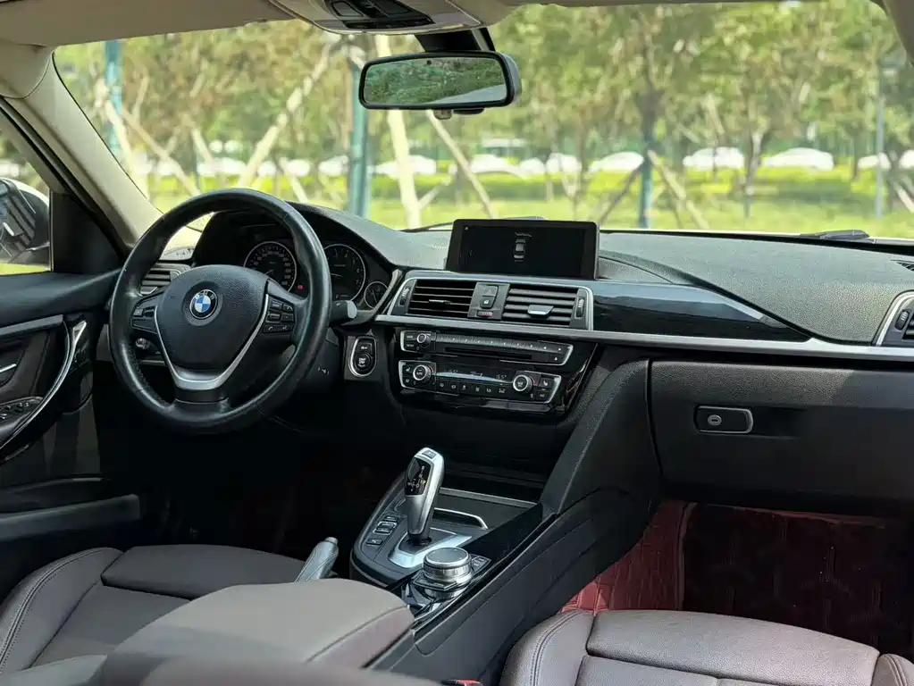 BMW 3 Series 2018 — фото 10