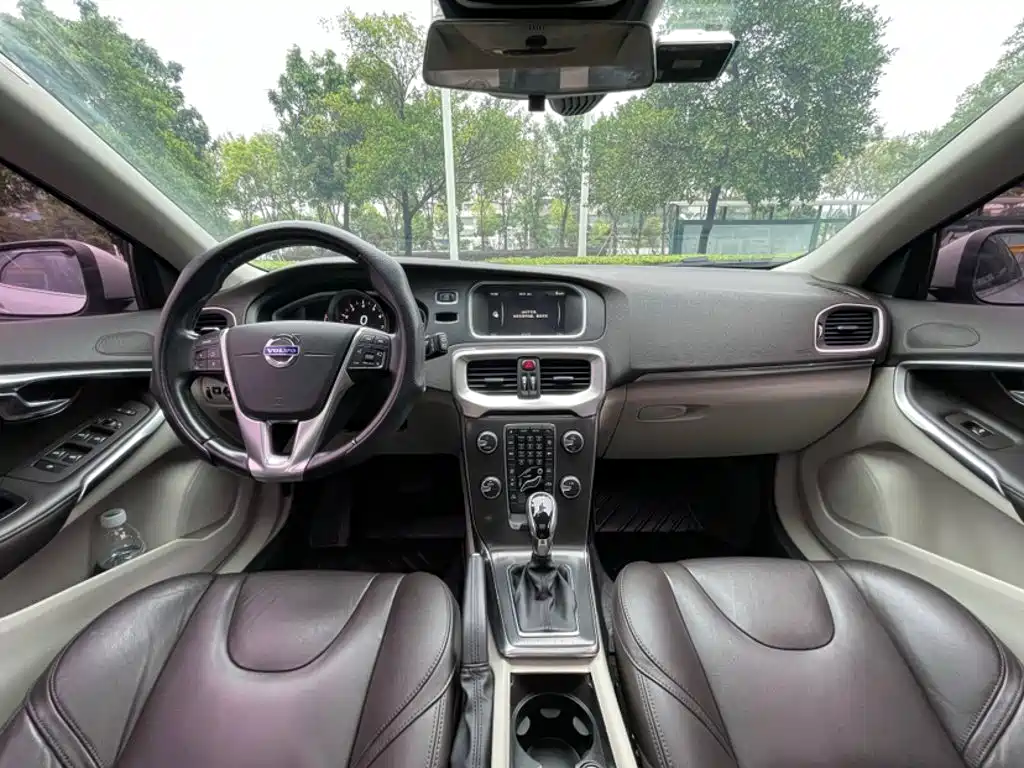 Volvo V40 2016 — фото 12