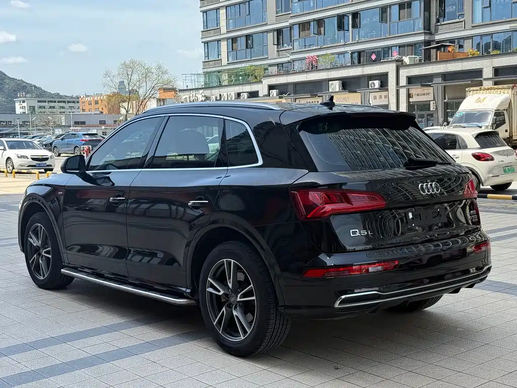 Audi Q5L 2018 — фото 10