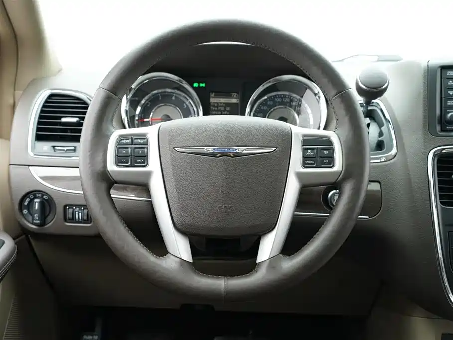 Chrysler Grand Voyager 2017 — фото 9