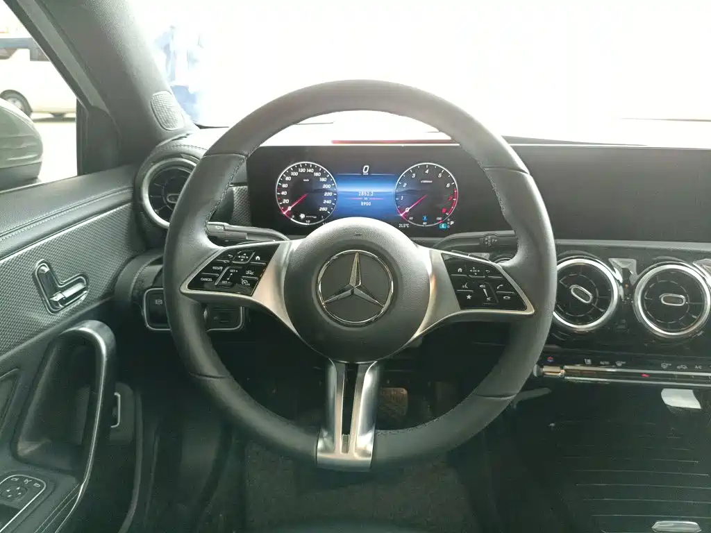 Mercedes-Benz A-Class 2024 — фото 11