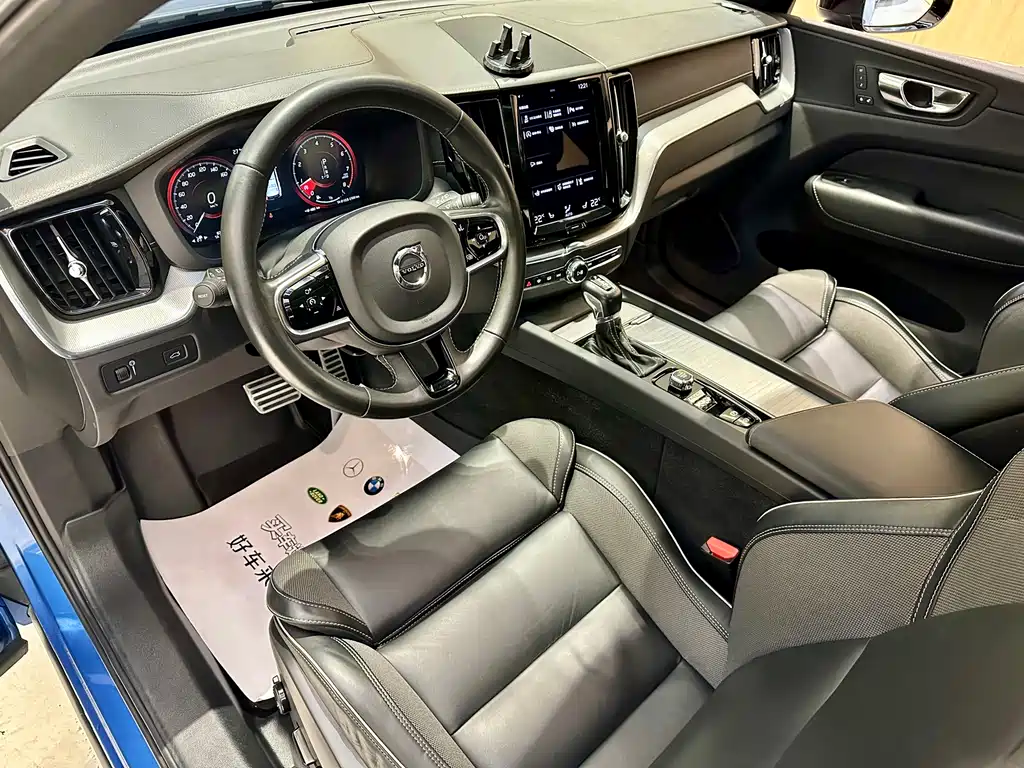 Volvo XC60 2020 — фото 13