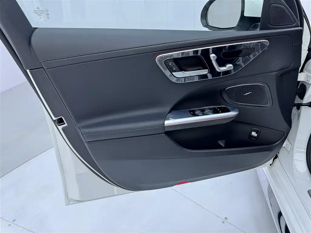 Mercedes-Benz C-Class 2024 — фото 17