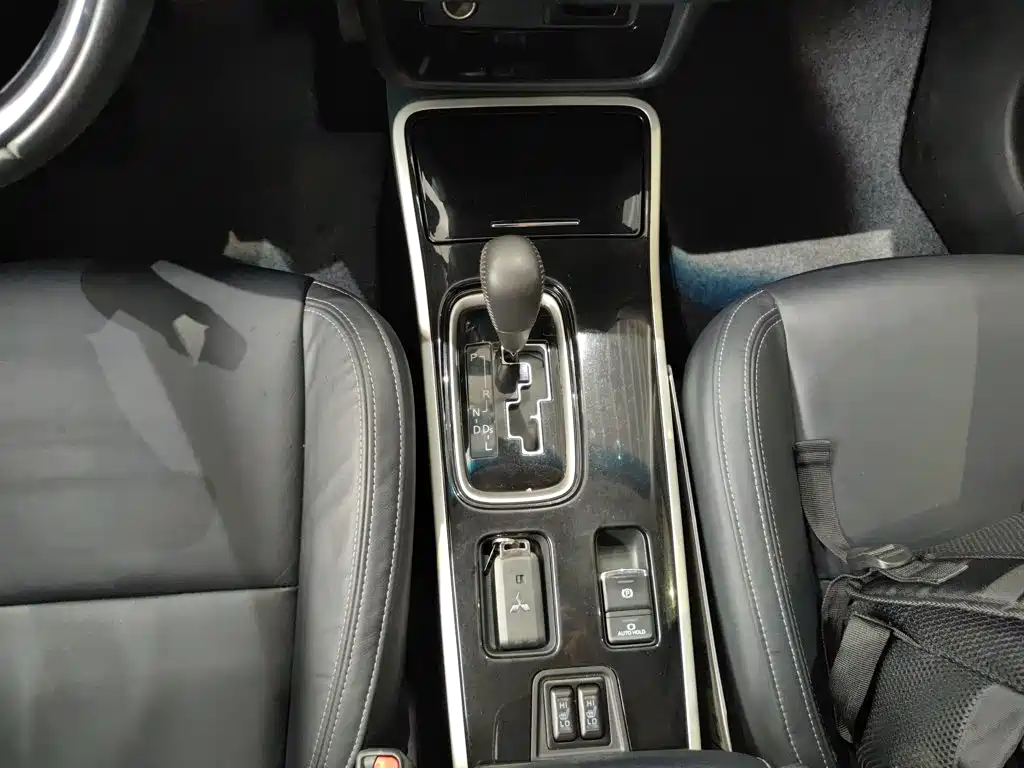 Mitsubishi Outlander 2018 — фото 10