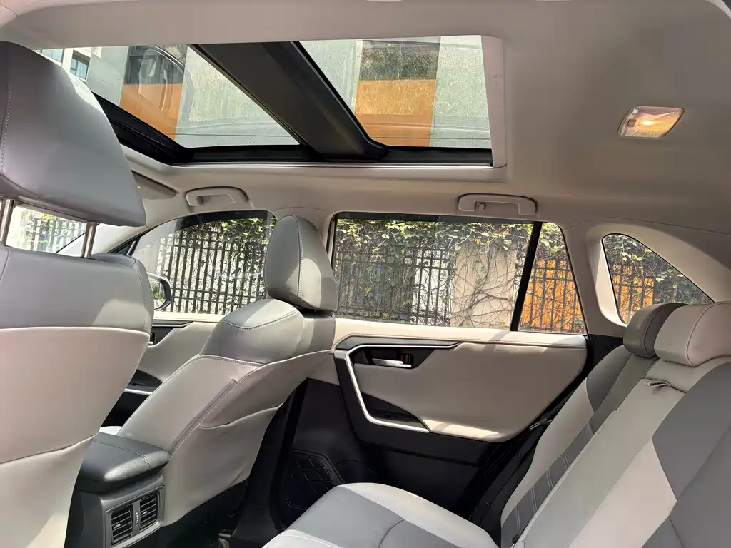 Toyota RAV4 2019 — фото 13