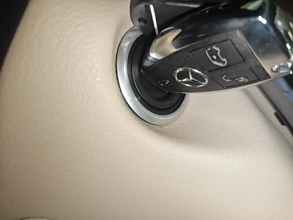 Mercedes-Benz V-Class 2024 — фото 17