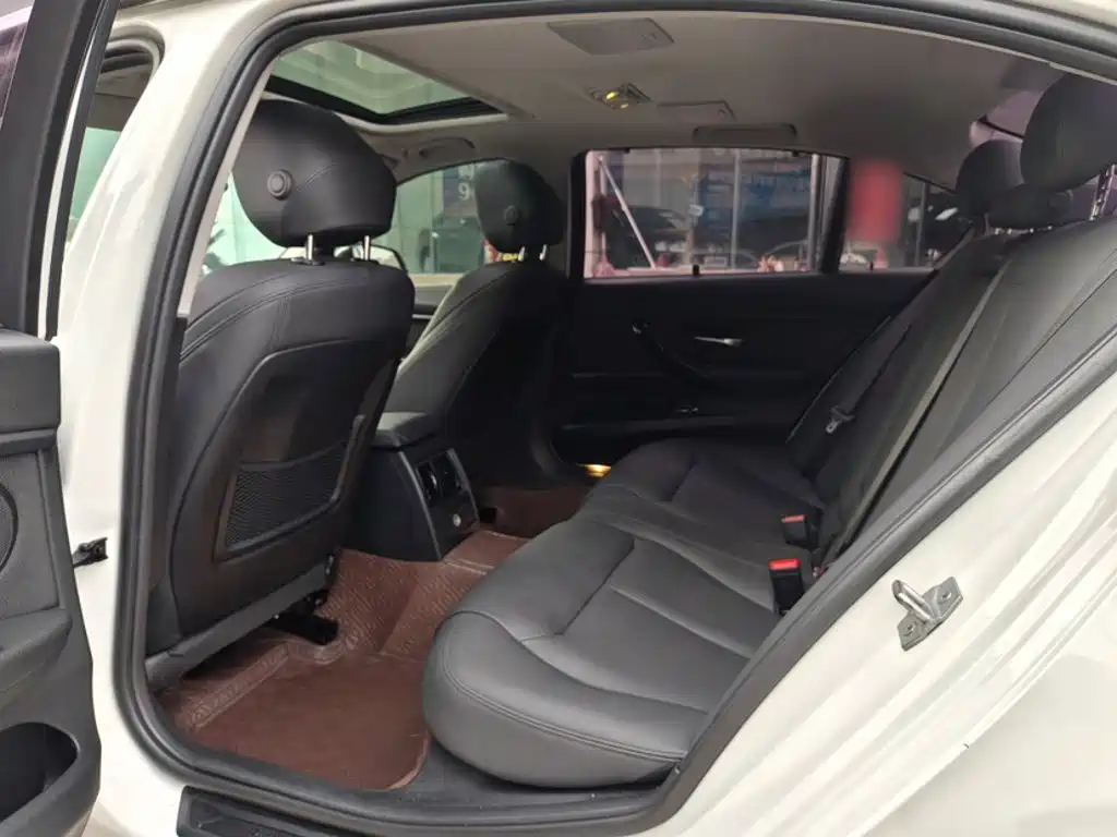 BMW 3 Series 2018 — фото 14