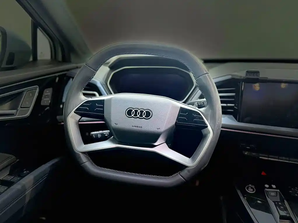 Audi Q4 e-tron 2023 — фото 15