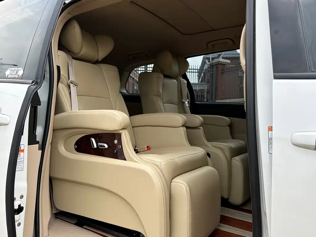 Toyota Previa 2017 — фото 18