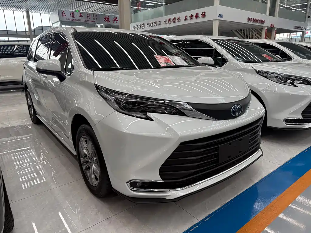 Toyota Sienna 2023 — фото 2