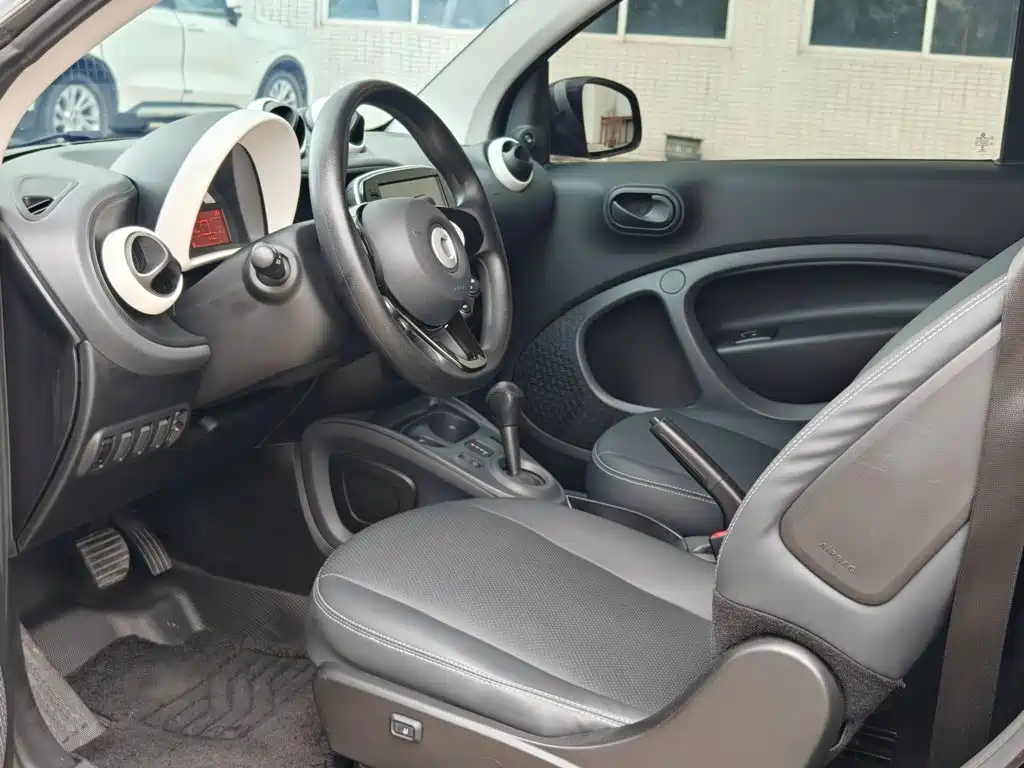 smart Fortwo 2017 — фото 17