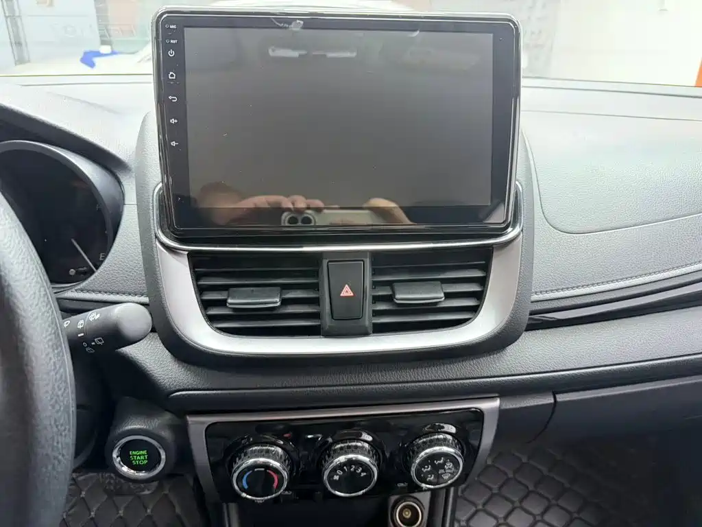 Toyota Yaris L 2022 — фото 13