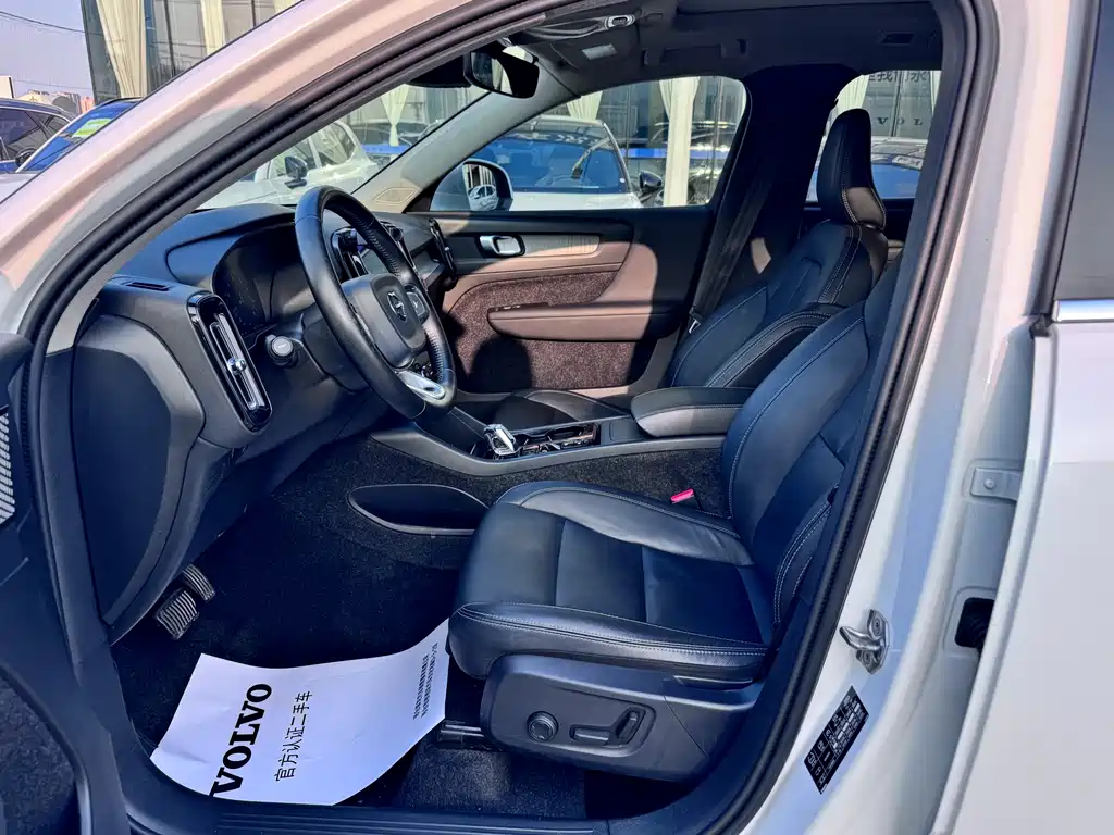Volvo XC40 2020 — фото 12