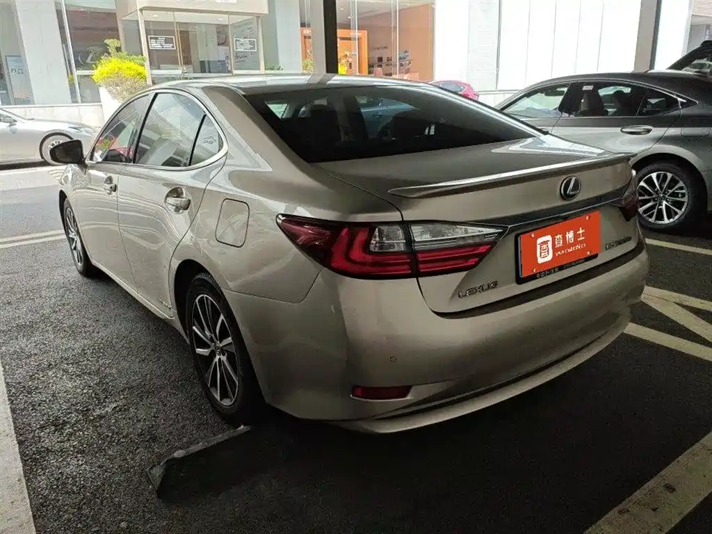Lexus ES 2016 — фото 12