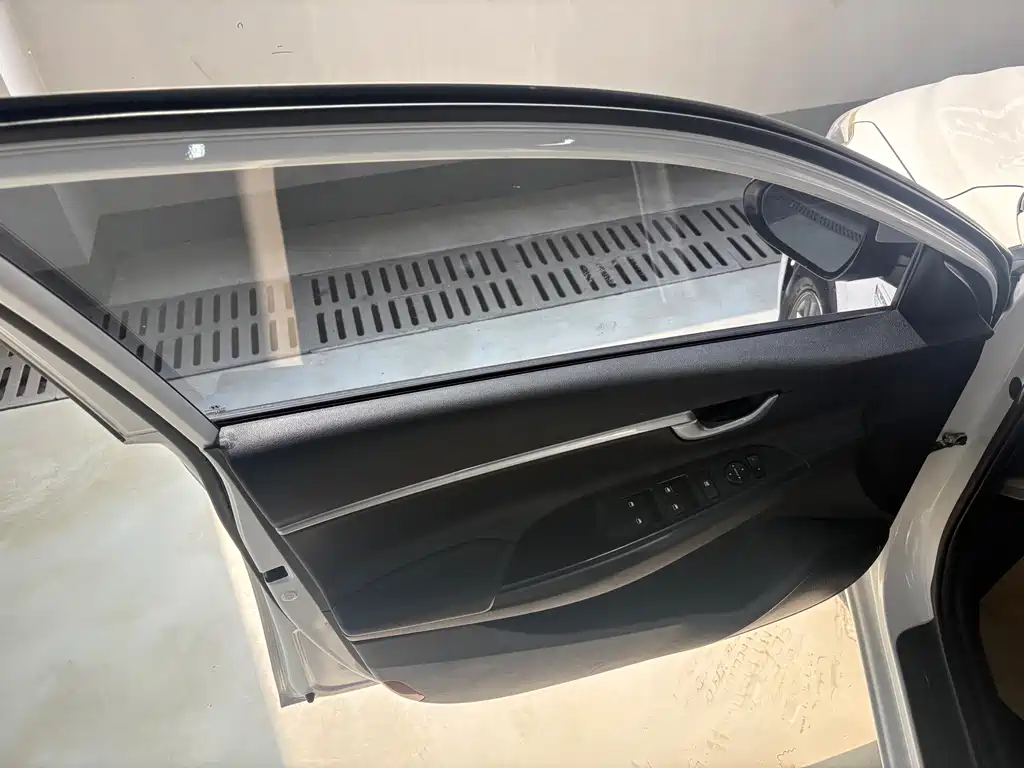 Hyundai Elantra 2017 — фото 14