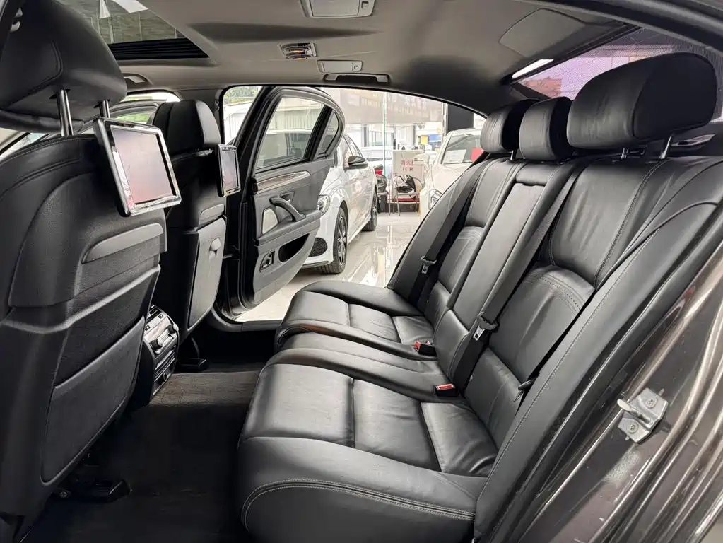 BMW 5 Series 2015 — фото 20