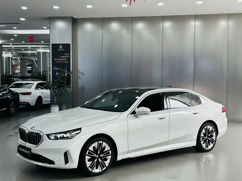 BMW 5 Series 2024 — фото 1