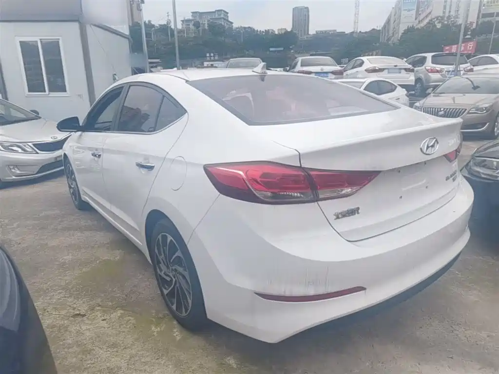 Hyundai Elantra 2019 — фото 5