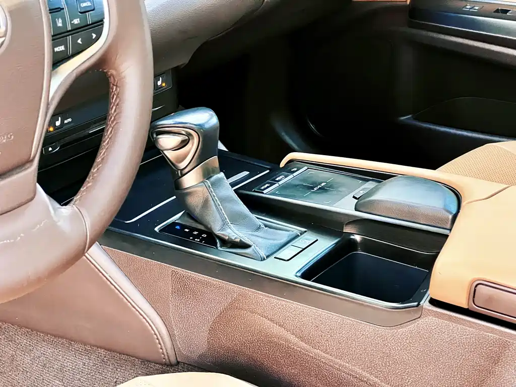 Lexus ES 2019 — фото 22