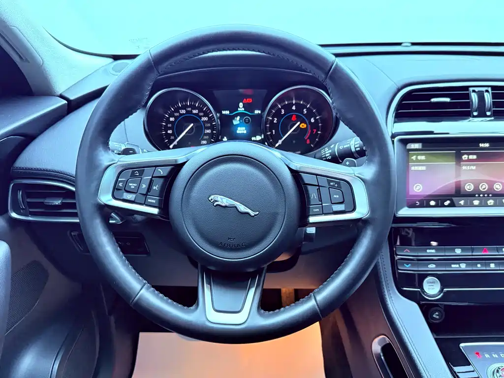 Jaguar F-PACE 2021 — фото 17
