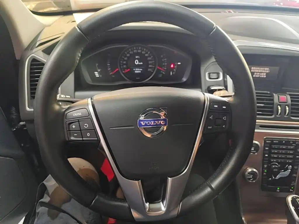 Volvo XC60 2017 — фото 11
