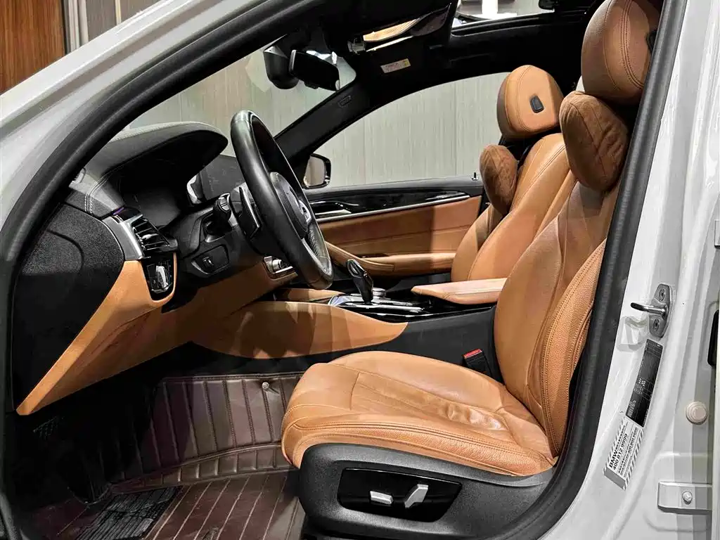 BMW 5 Series 2019 — фото 9
