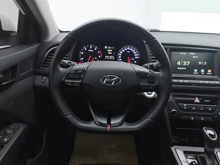 Hyundai Elantra 2018 — фото 15