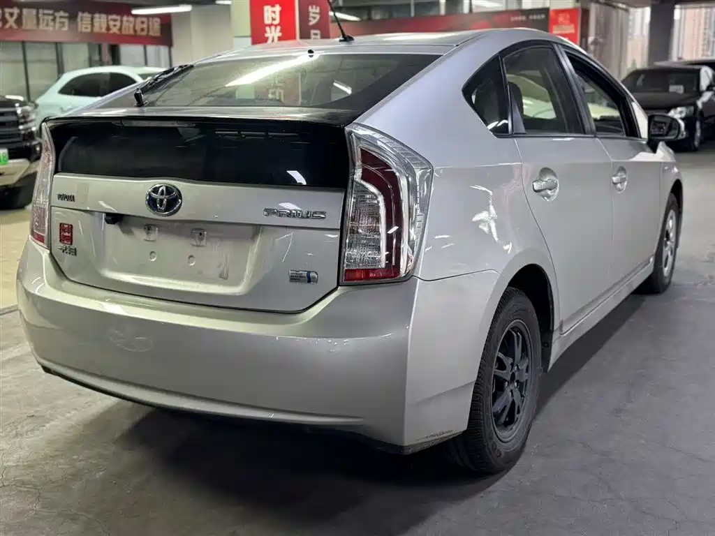 Toyota Prius 2015 — фото 9