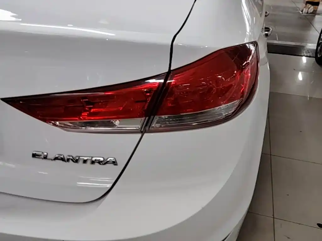 Hyundai Elantra 2020 — фото 8