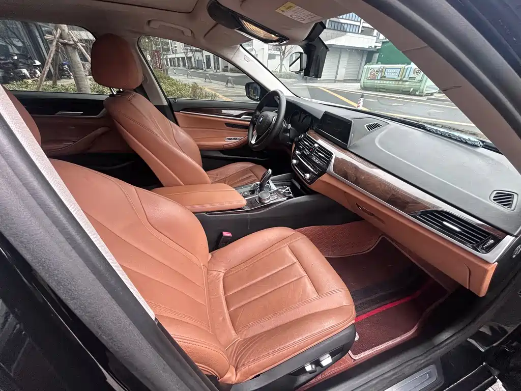 BMW 5 Series 2018 — фото 16