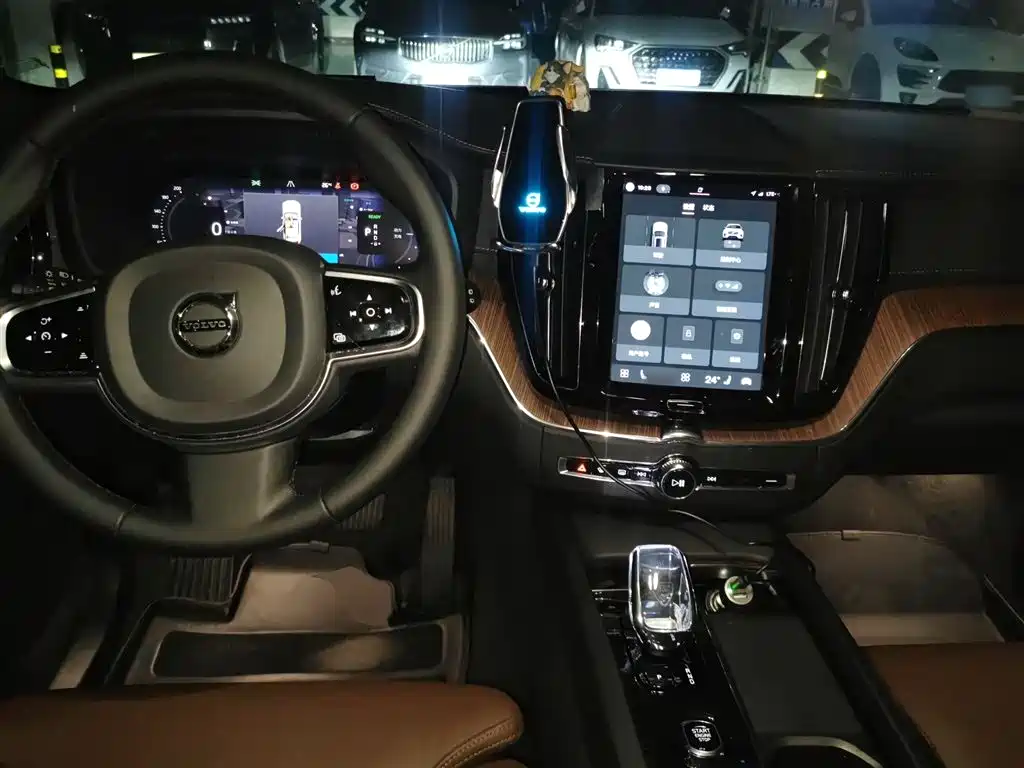 Volvo XC60 PHEV 2023 — фото 10