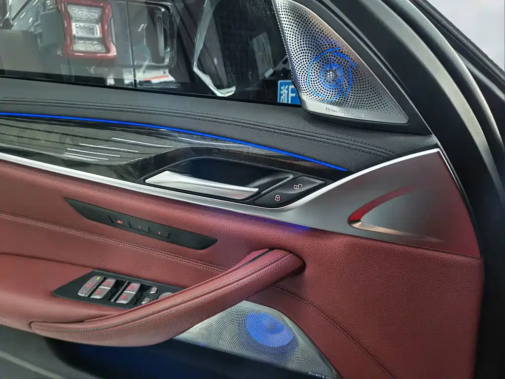 BMW 5 Series 2019 — фото 13