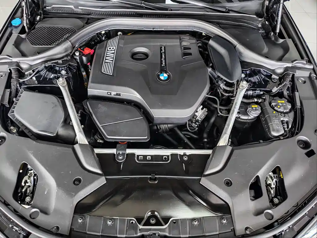 BMW 5 Series 2019 — фото 14