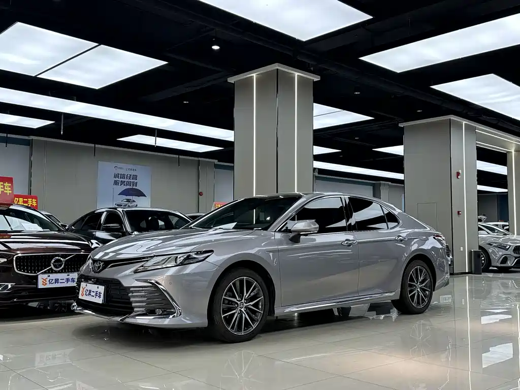 Toyota Camry 2024 — фото 1