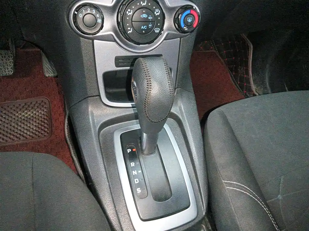 Ford Fiesta 2015 — фото 6