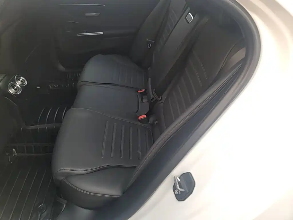 Mercedes-Benz C-Class 2023 — фото 17