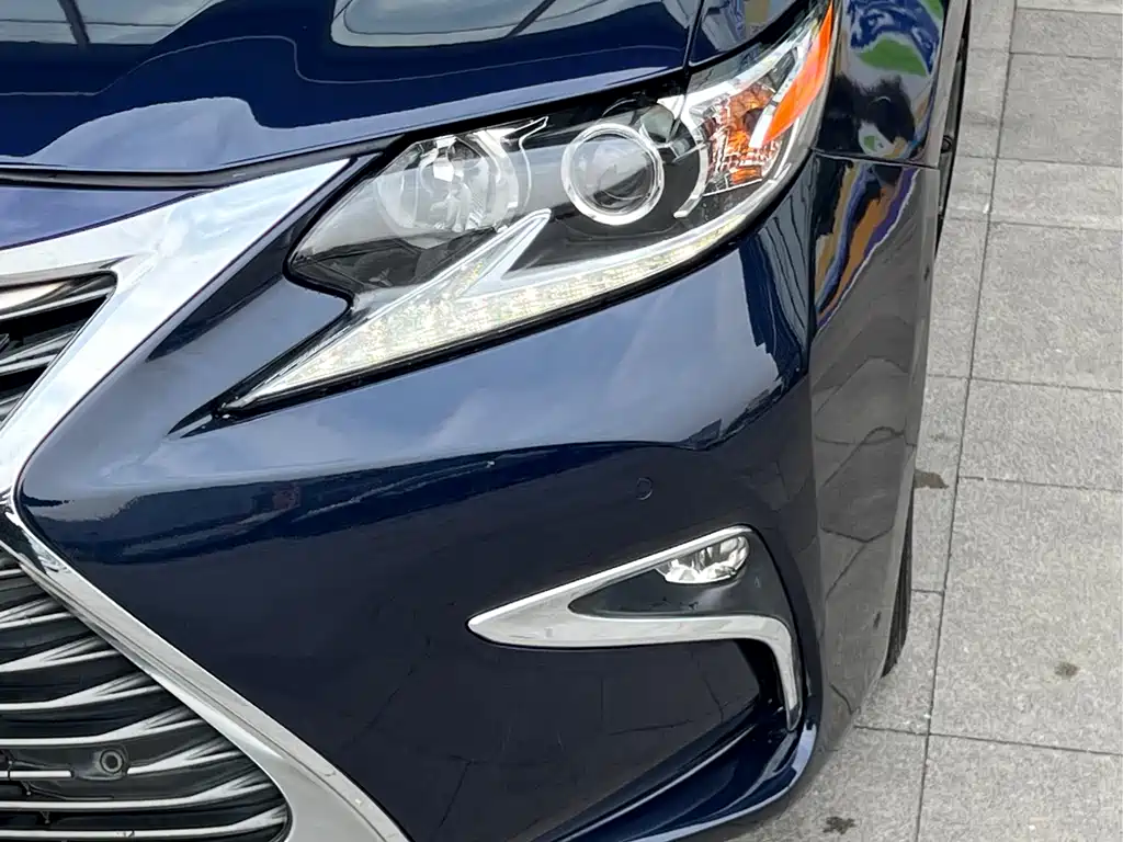 Lexus ES 2018 — фото 11