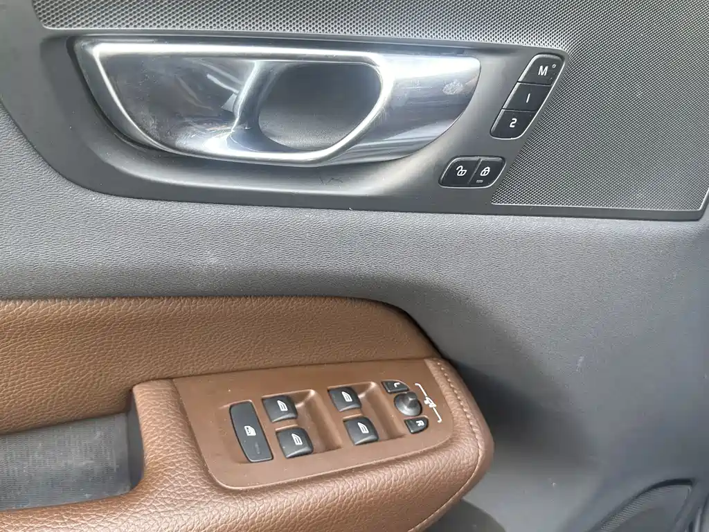 Volvo XC60 2021 — фото 11