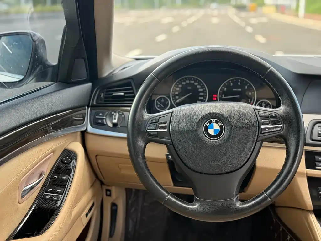 BMW 5 Series 2011 — фото 10