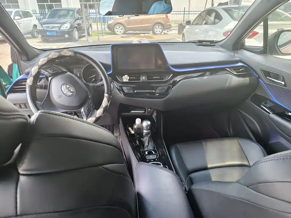 Toyota C-HR 2019 — фото 8