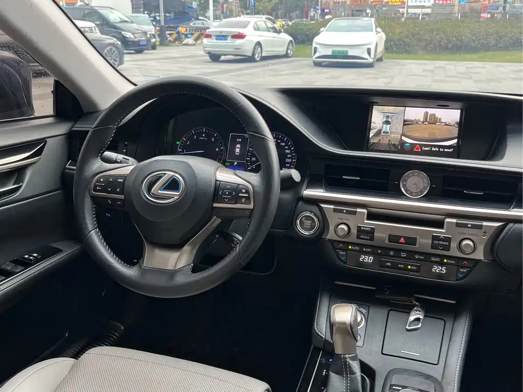 Lexus ES 2018 — фото 9