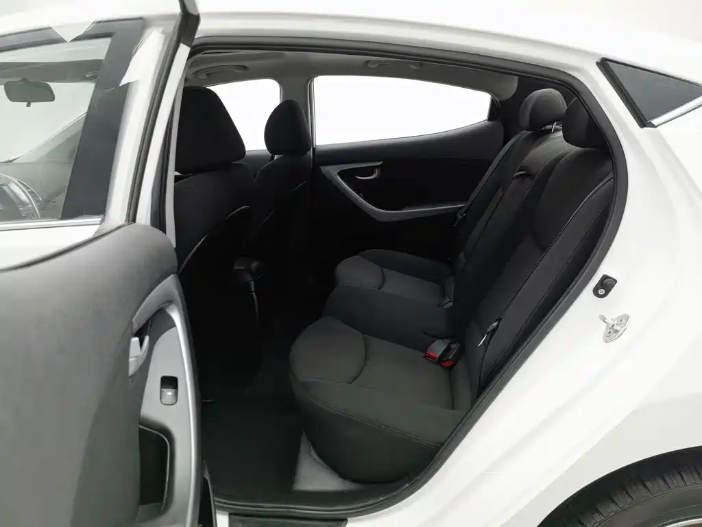 Hyundai Elantra 2017 — фото 15