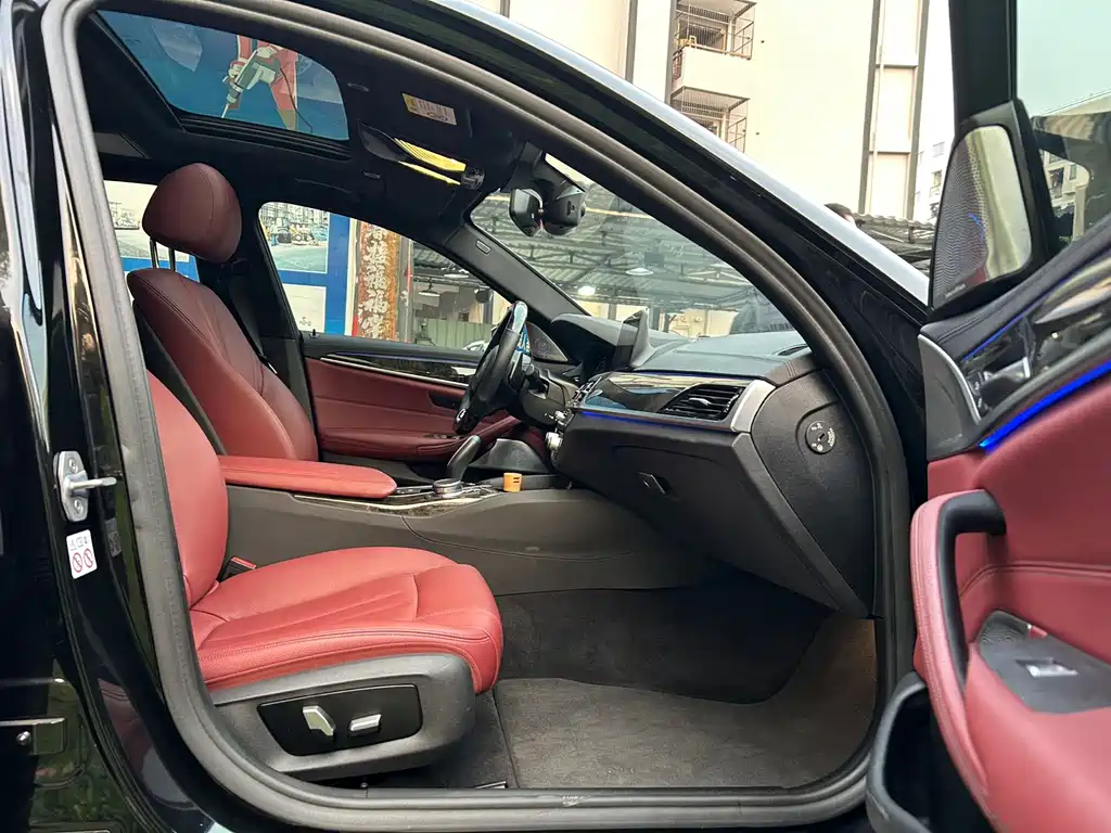 BMW 5 Series 2019 — фото 12