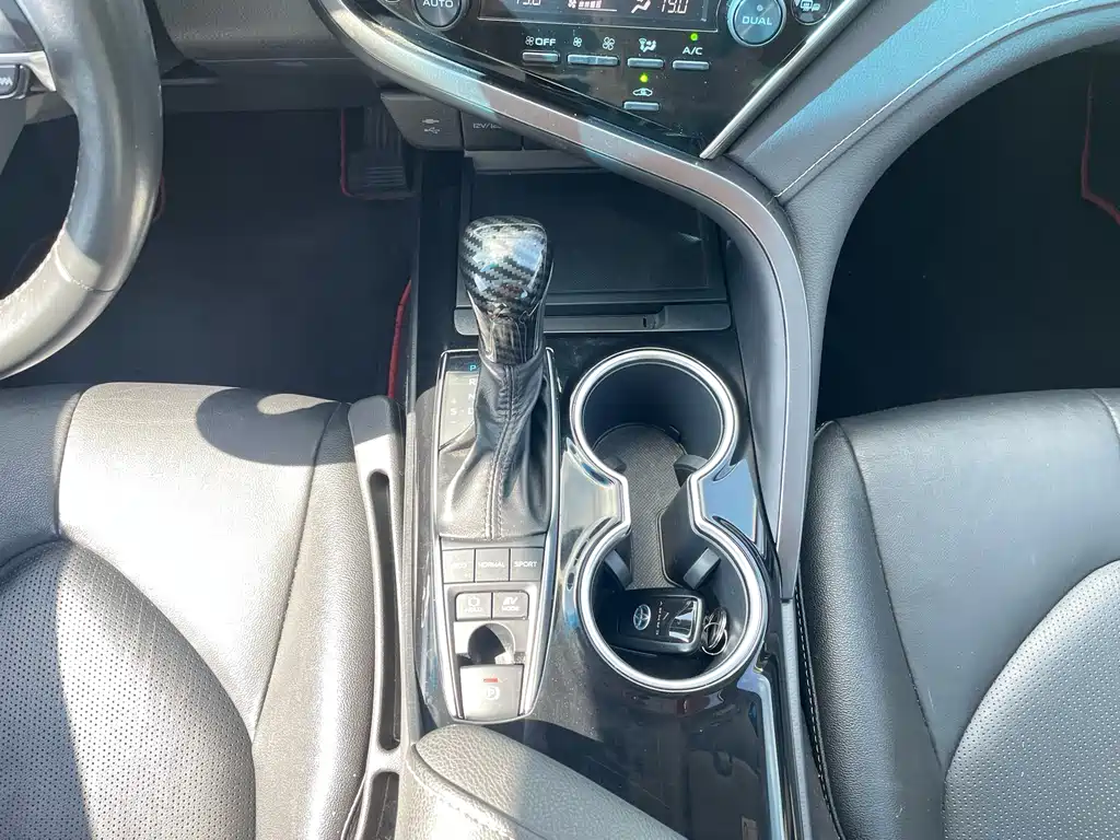 Toyota Camry 2021 — фото 26