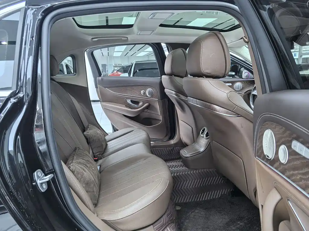 Mercedes-Benz E-Class 2023 — фото 11