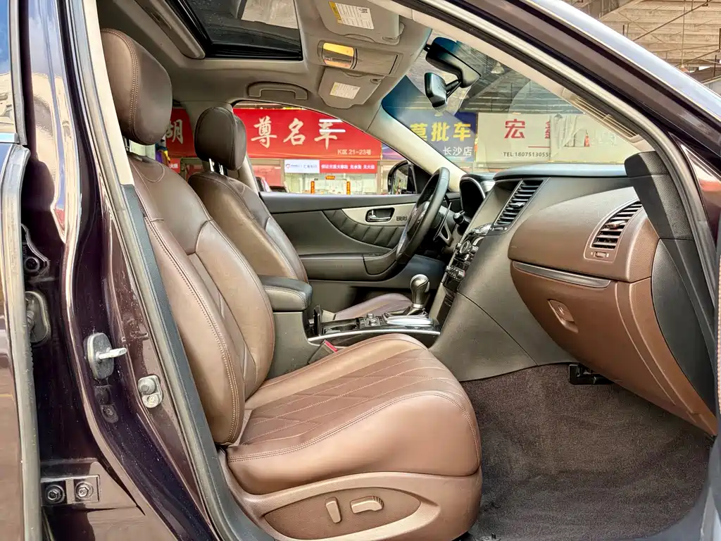 Infiniti QX70 2015 — фото 12