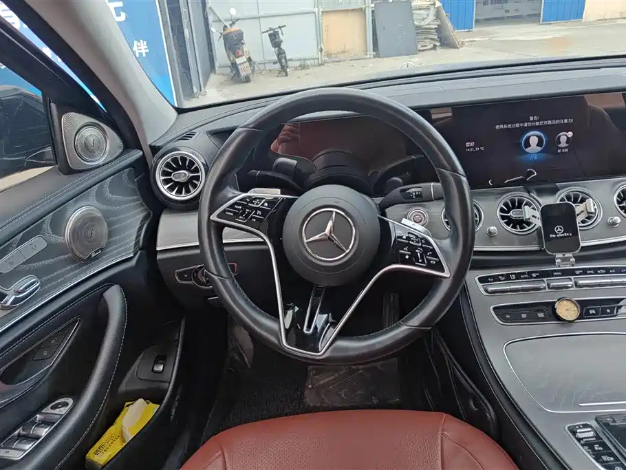 Mercedes-Benz E-Class 2023 — фото 15