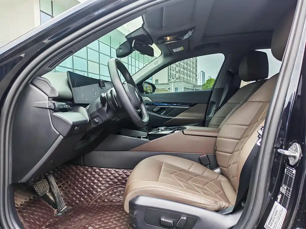BMW 5 Series 2025 — фото 12